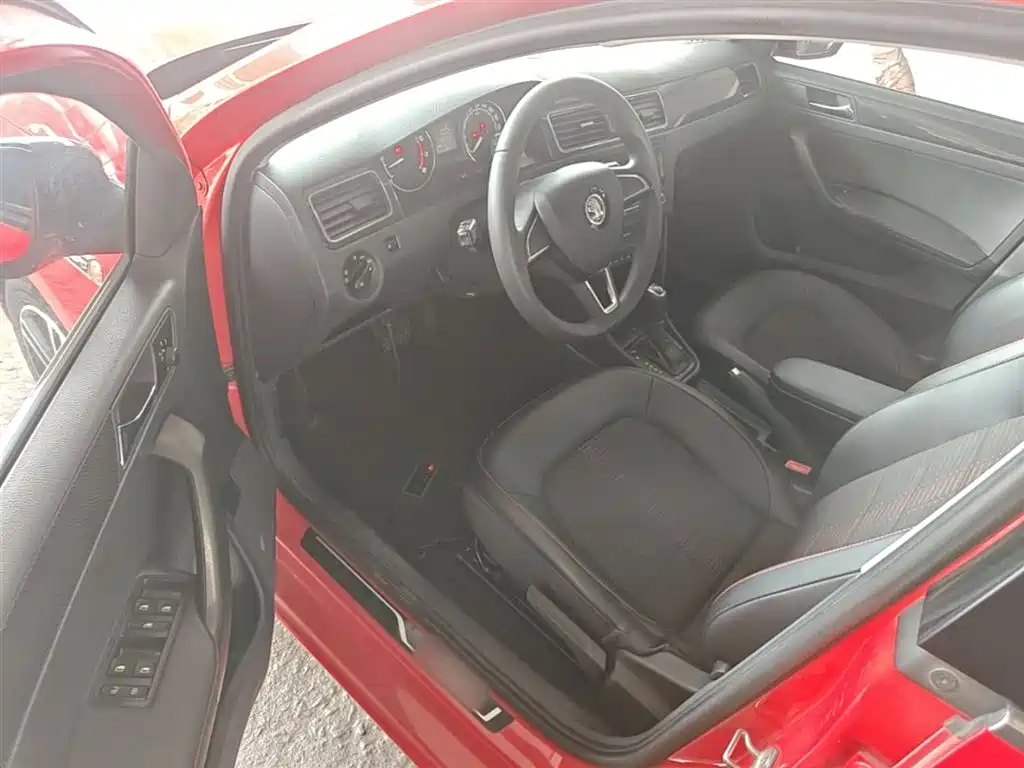 Škoda Skoda Rapid Spaceback 2016 1.6L Automatic Smart Edition фото 16