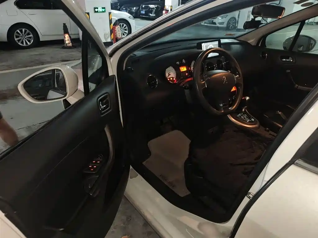 Peugeot 408 2013 2.0L Automatic Comfort Edition фото 14