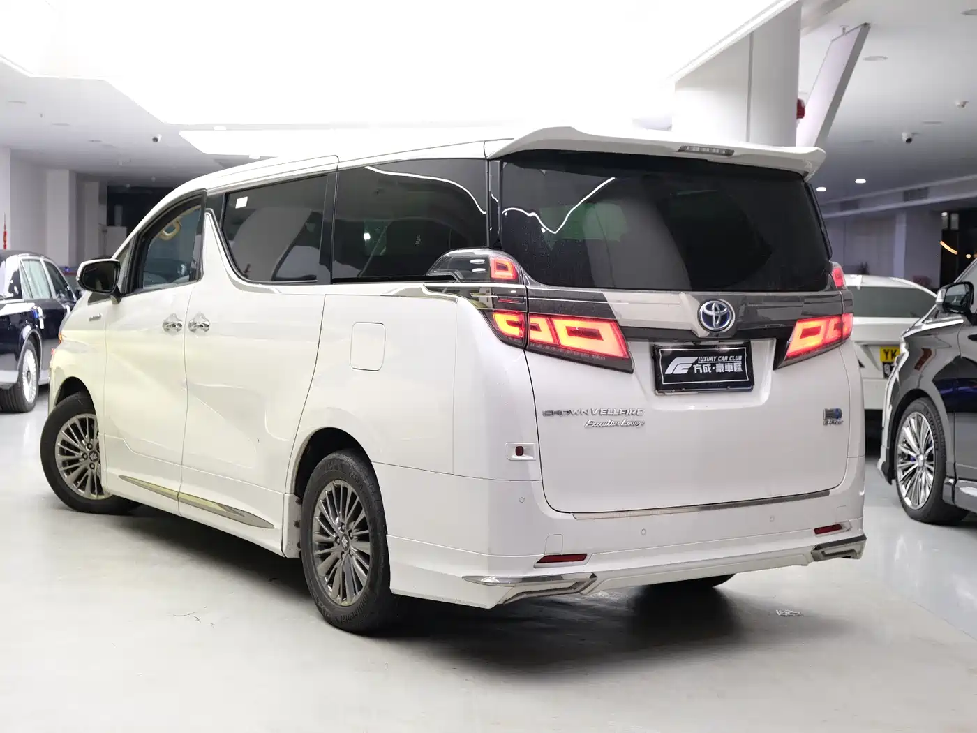 Toyota Alphard 2021 Hybrid 2.5L Luxury фото 17