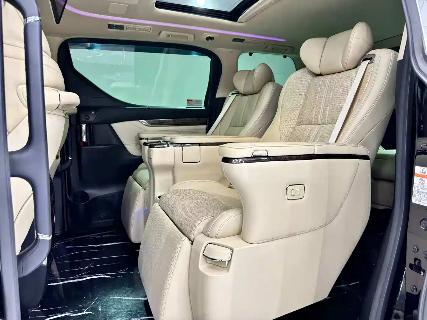 Toyota Alphard 2020 Hybrid 2.5L Premium Edition фото 4