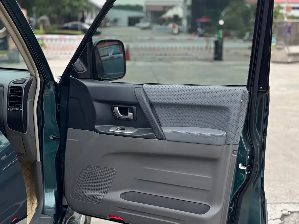 Mitsubishi Pajero 2007 2006 Model 3.0L AT GLX