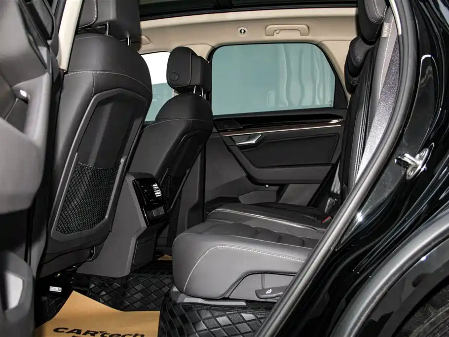 Volkswagen Touareg 2023 3.0TSI R-Line Classic Sports Package фото 21