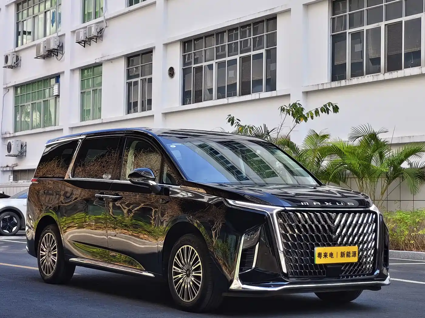 SAIC Maxus Dajia 9 2024 Super Hybrid Extended Range Alpine Edition 7-Seater фото 3