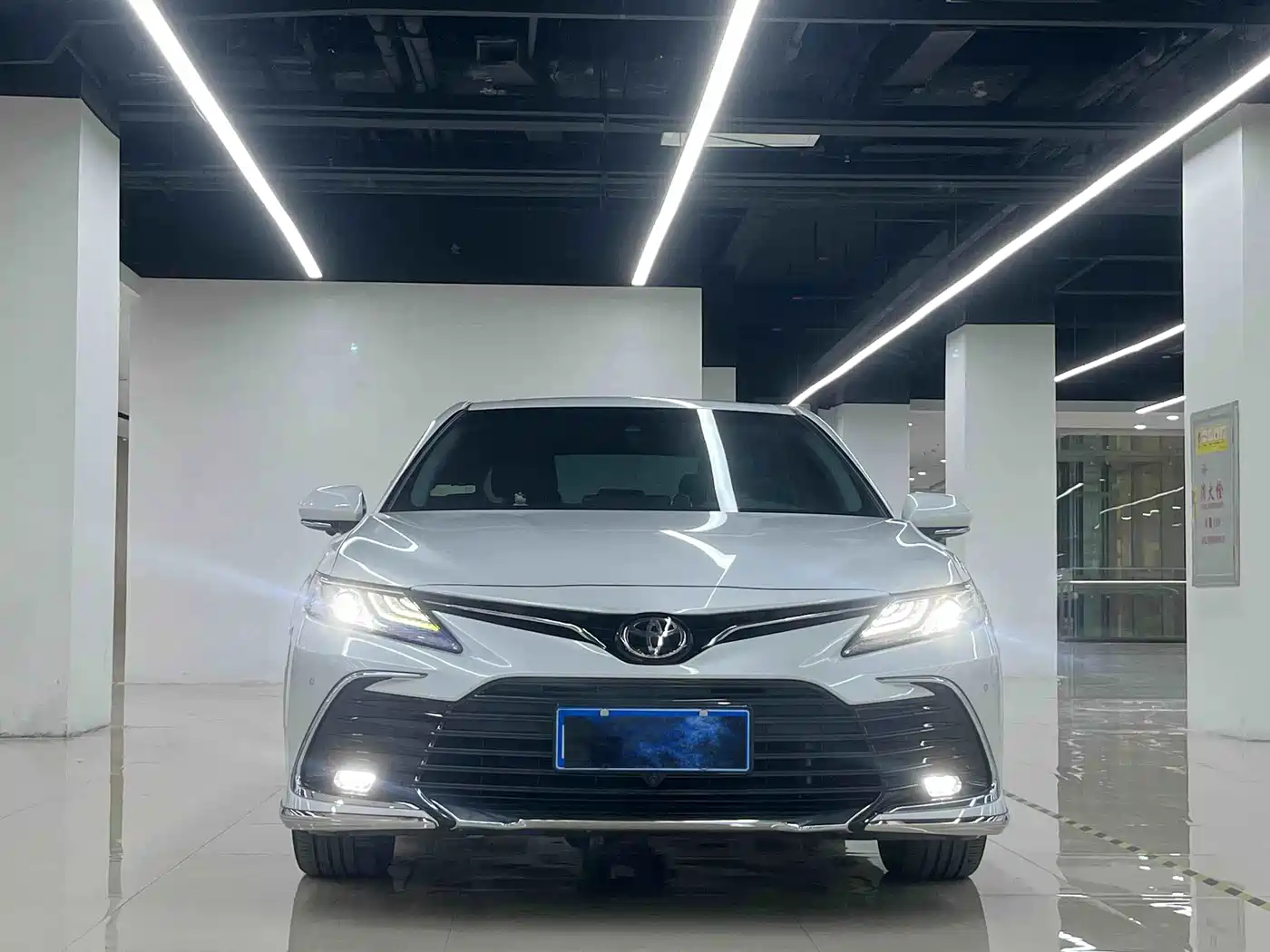 Фото 2 - Toyota Camry