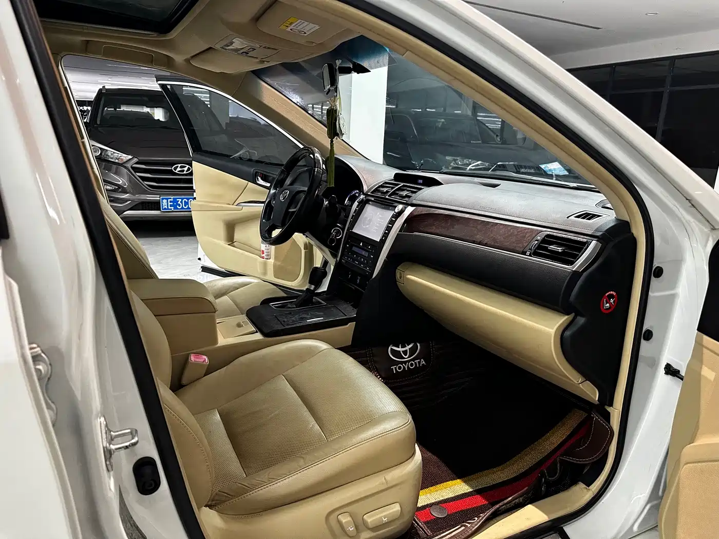 Фото 10 - Toyota Camry