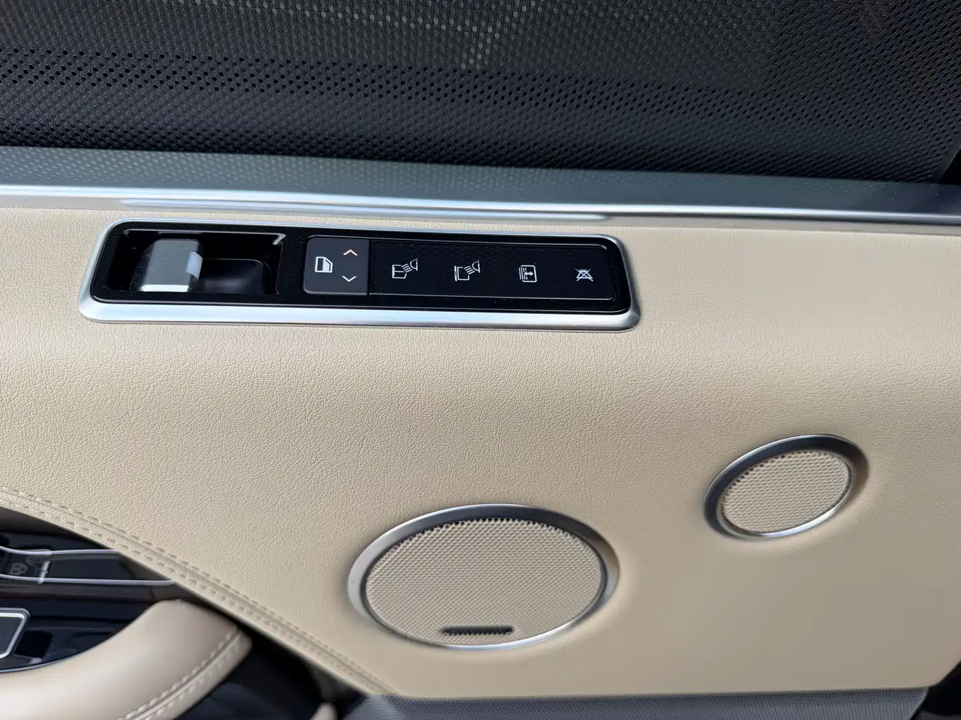 Land Rover Range Rover 2022 3.0 L6 400PS Heritage Extended Classic Edition фото 25