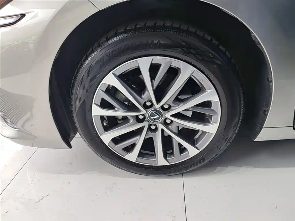 Lexus ES 2022 200 Excellence Edition фото 23