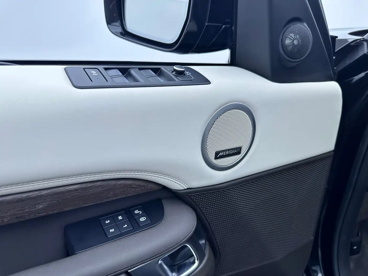 Land Rover Discovery 2018 3.0 SC V6 HSE фото 8