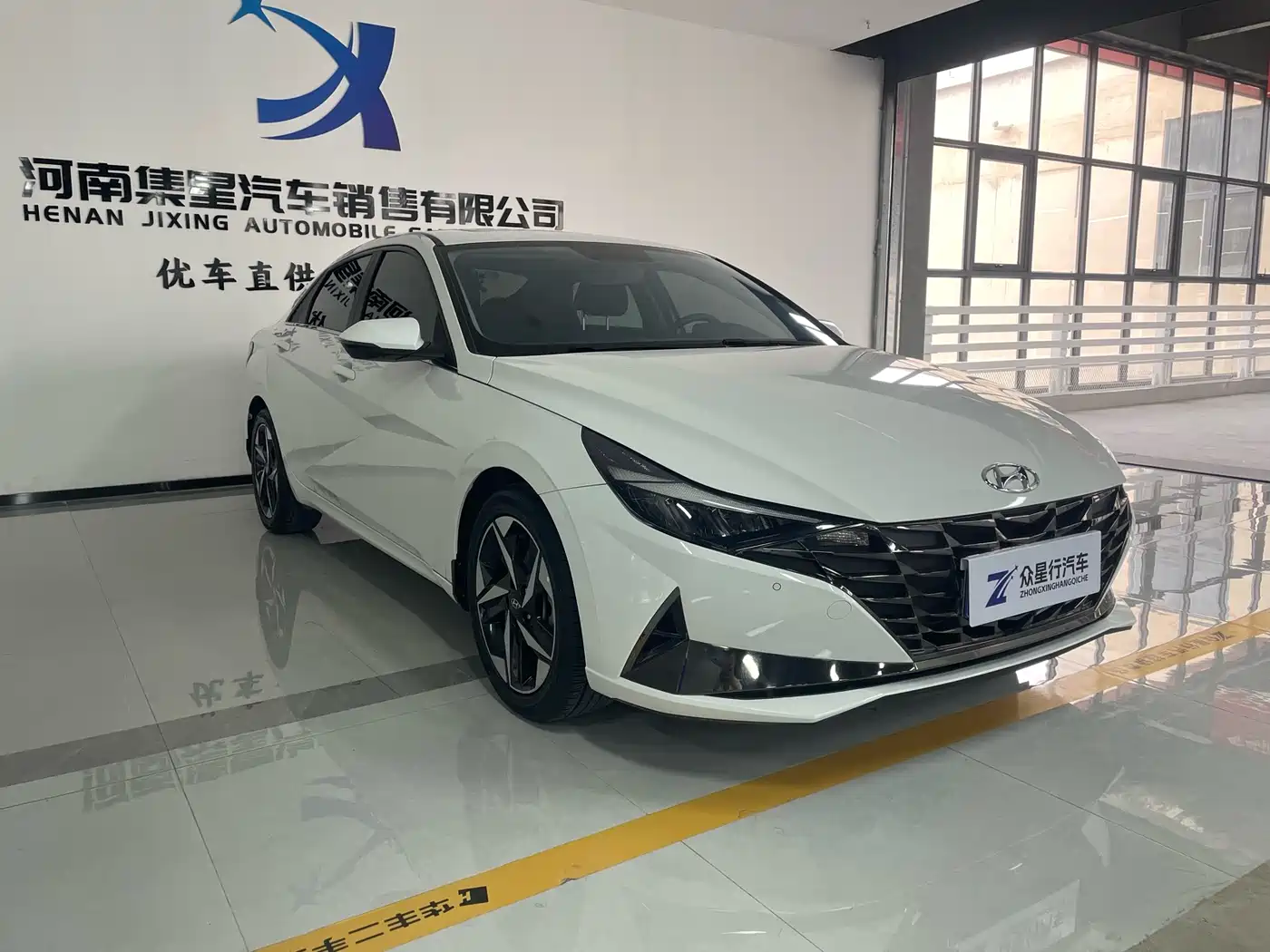 Hyundai Elantra 2022 1.5L CVT LUX Premium Edition фото 3