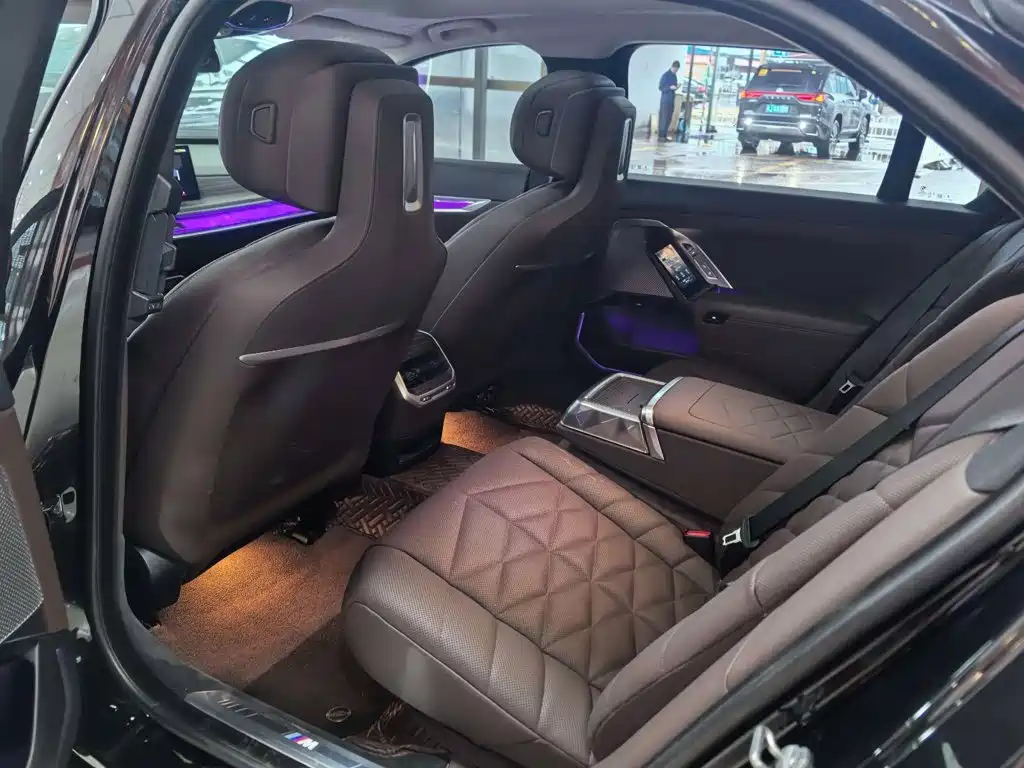 Фото 4 - BMW i7