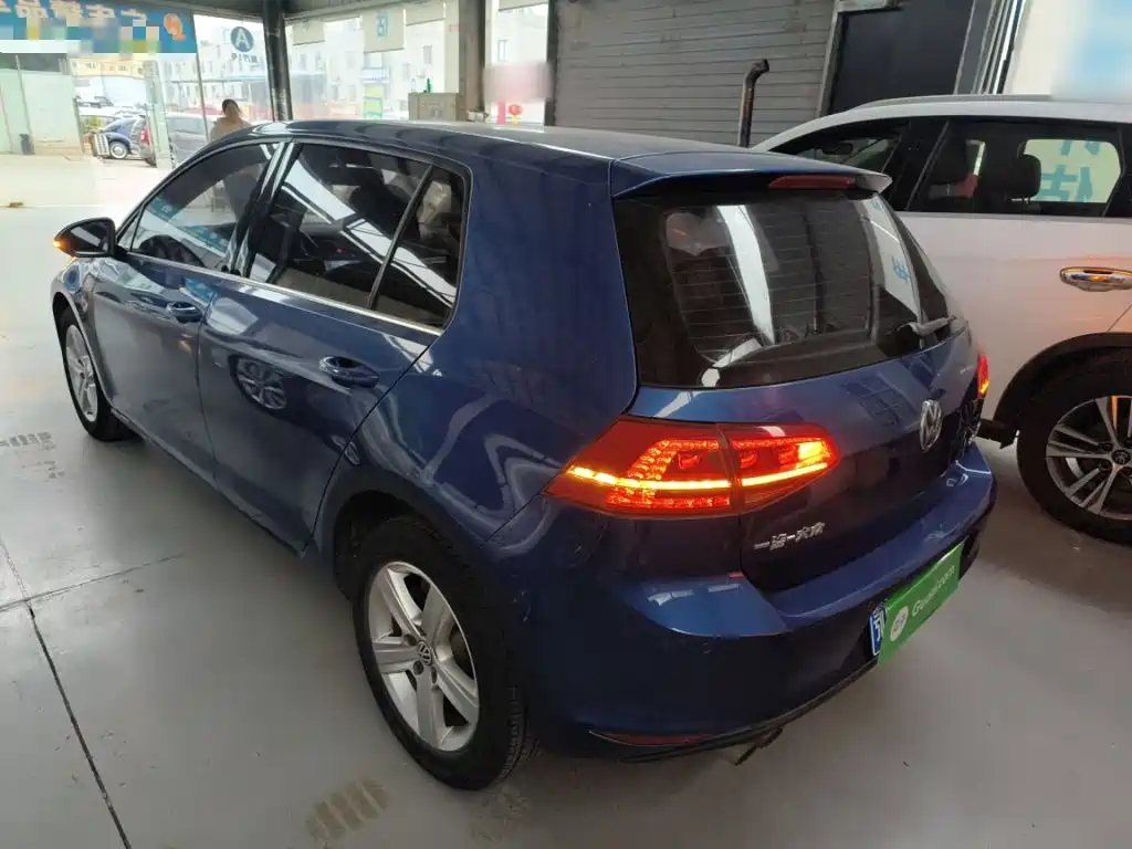 Фото 23 - Volkswagen Golf