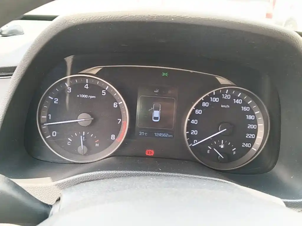Photo 12 - Hyundai Elantra