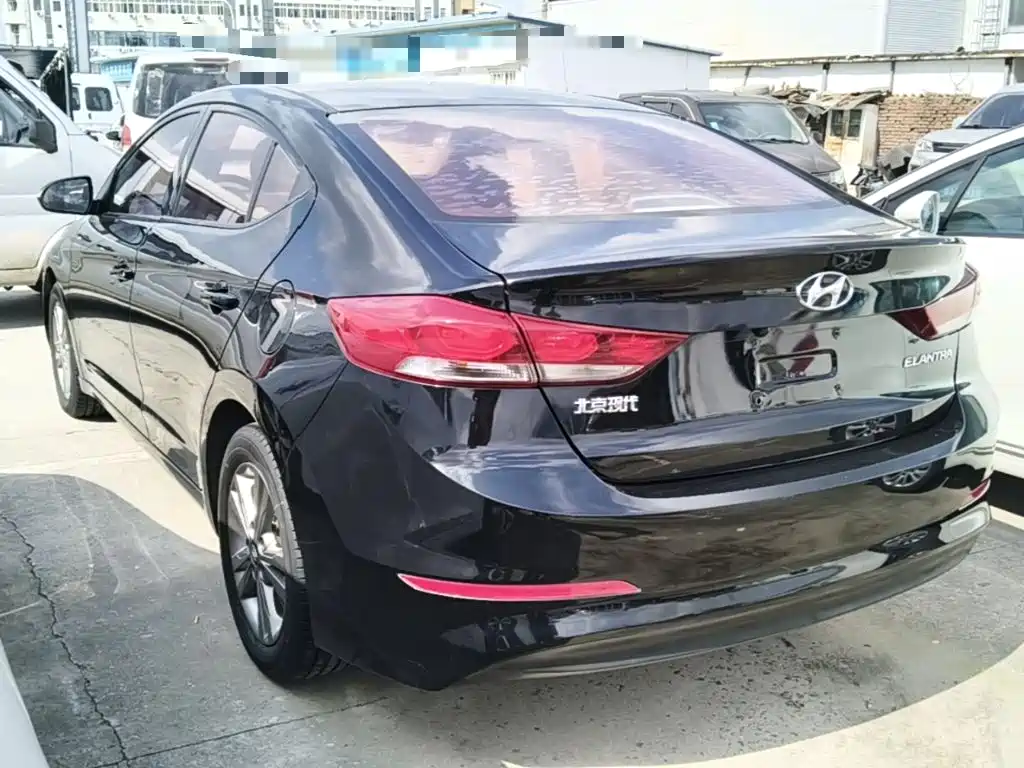 Photo 5 - Hyundai Elantra