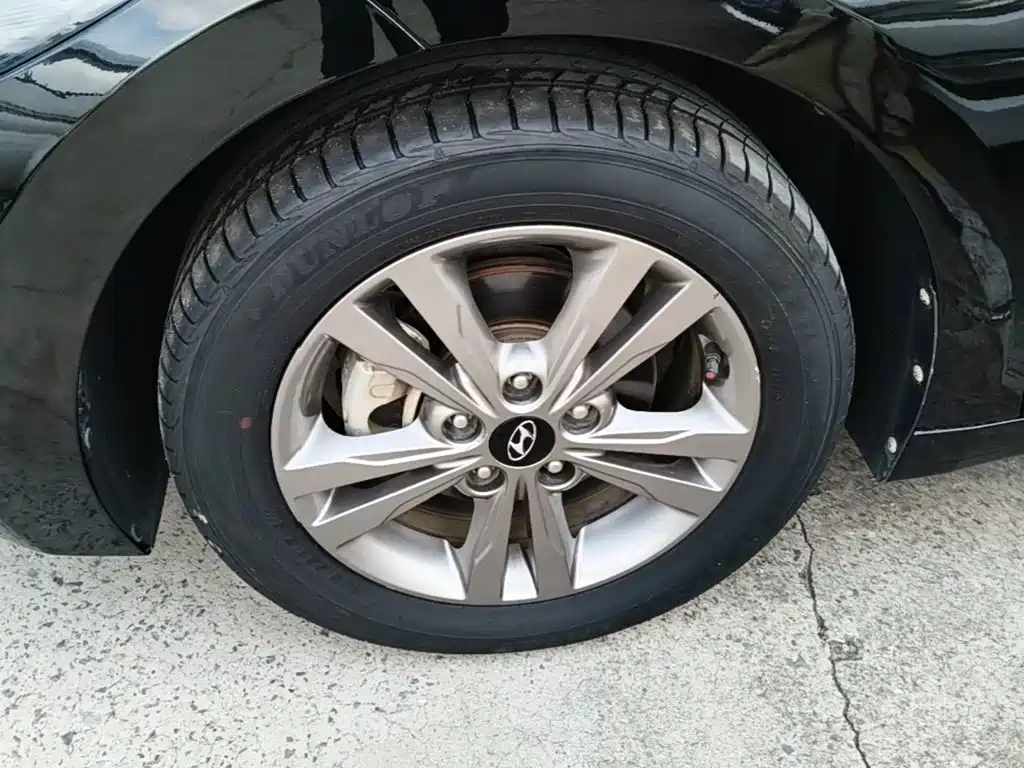 Photo 23 - Hyundai Elantra