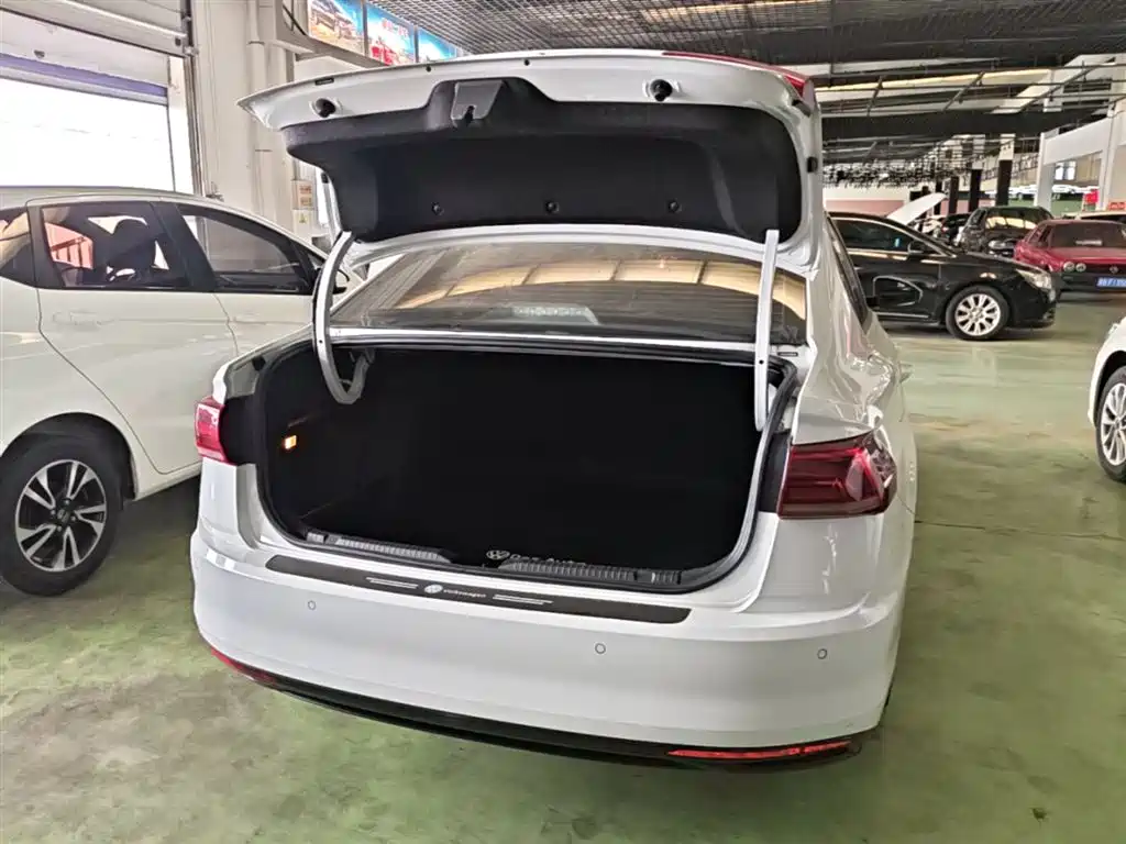 VOLKSWAGEN BORA