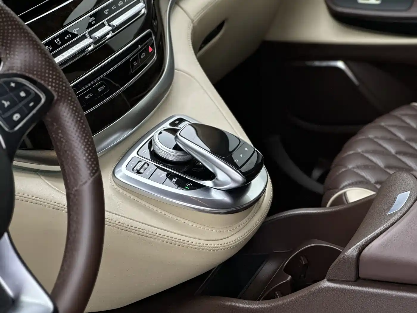 Mercedes-Benz V-Class 2018 V 260 L Premium Long Version China V фото 9