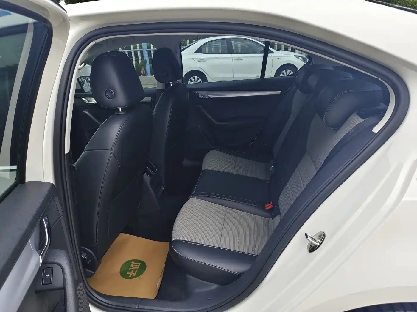 Škoda Octavia 2016 1.6L Automatic Pioneer Edition фото 8