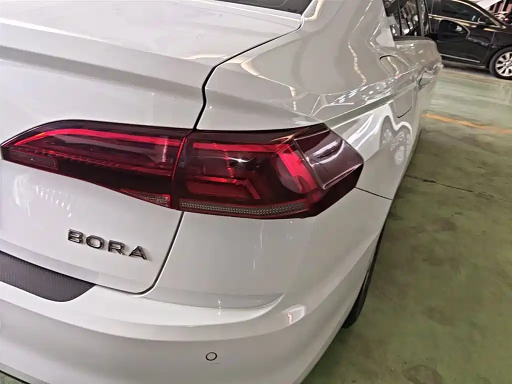 VOLKSWAGEN BORA