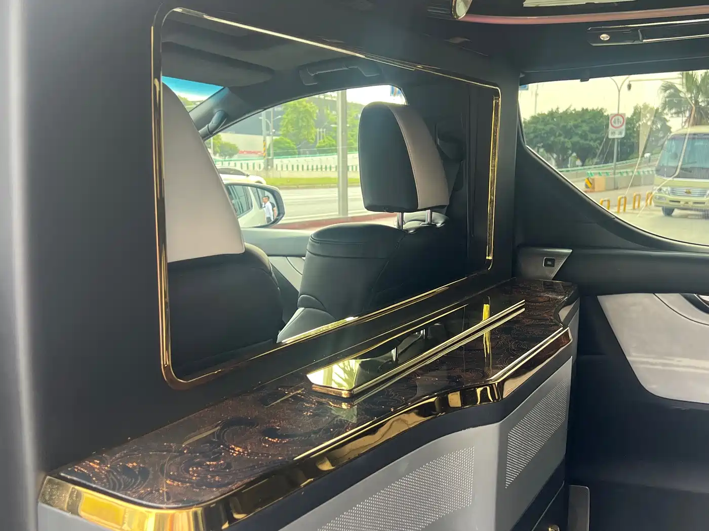 Toyota Alphard 2018 Facelift 3.5L Premium Edition фото 14
