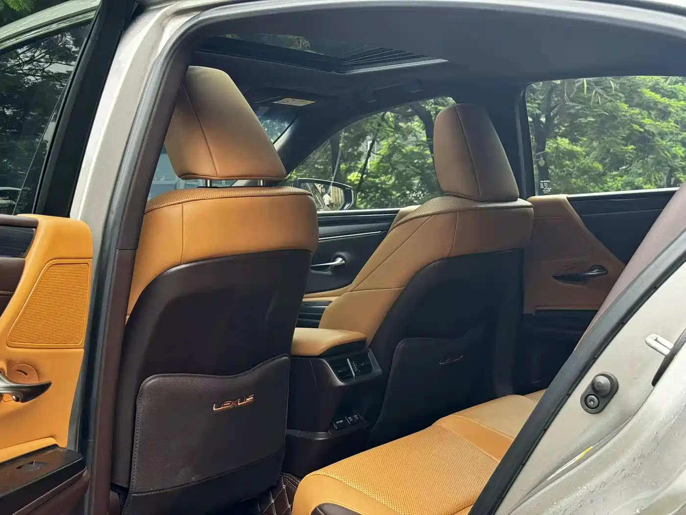 Фото 6 - Lexus ES