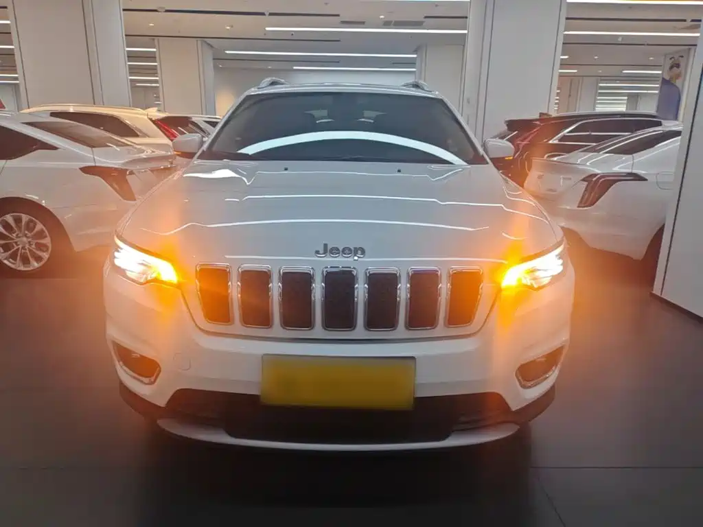 Photo 3 - Jeep Cherokee