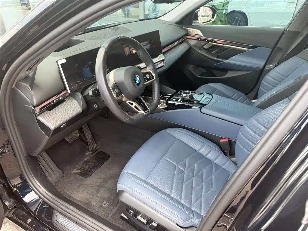 BMW 5 Series 2025 530Li Premium M Sport Package фото 8