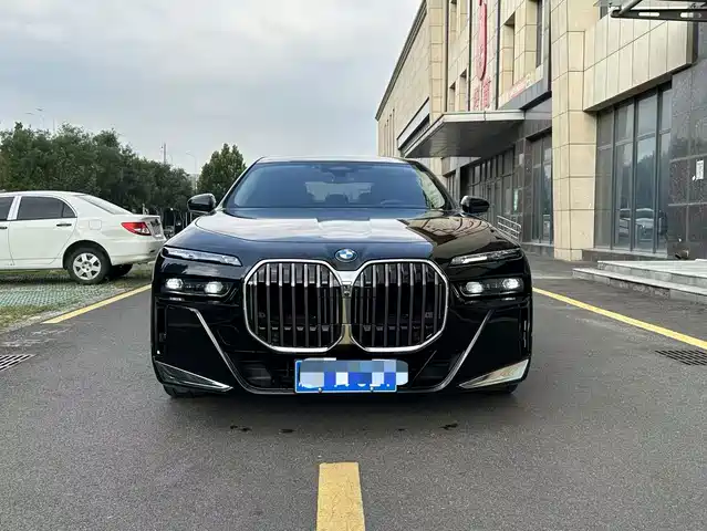 BMW 7 Series 2023 Model 740Li Leading M Sport Package — фото 2