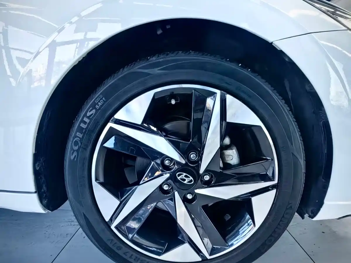 Hyundai Elantra 2021 1.5L CVT LUX Premium Edition фото 9