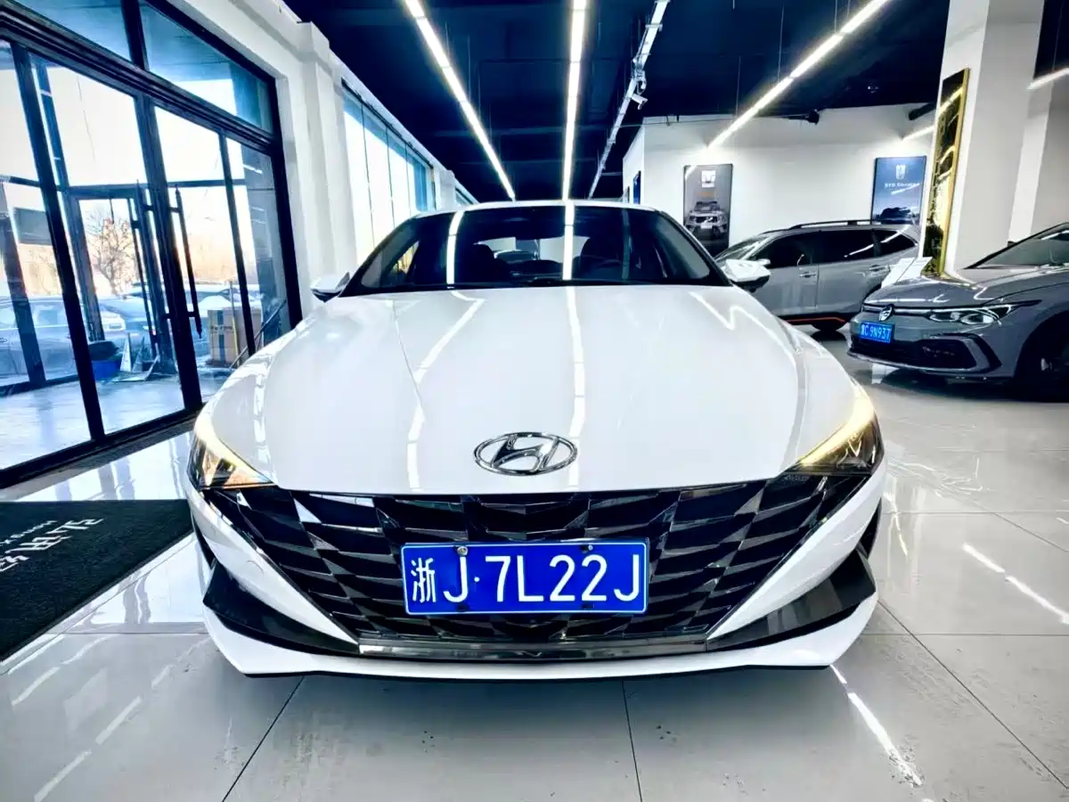 Hyundai Elantra 2021 1.5L CVT LUX Premium Edition фото 2