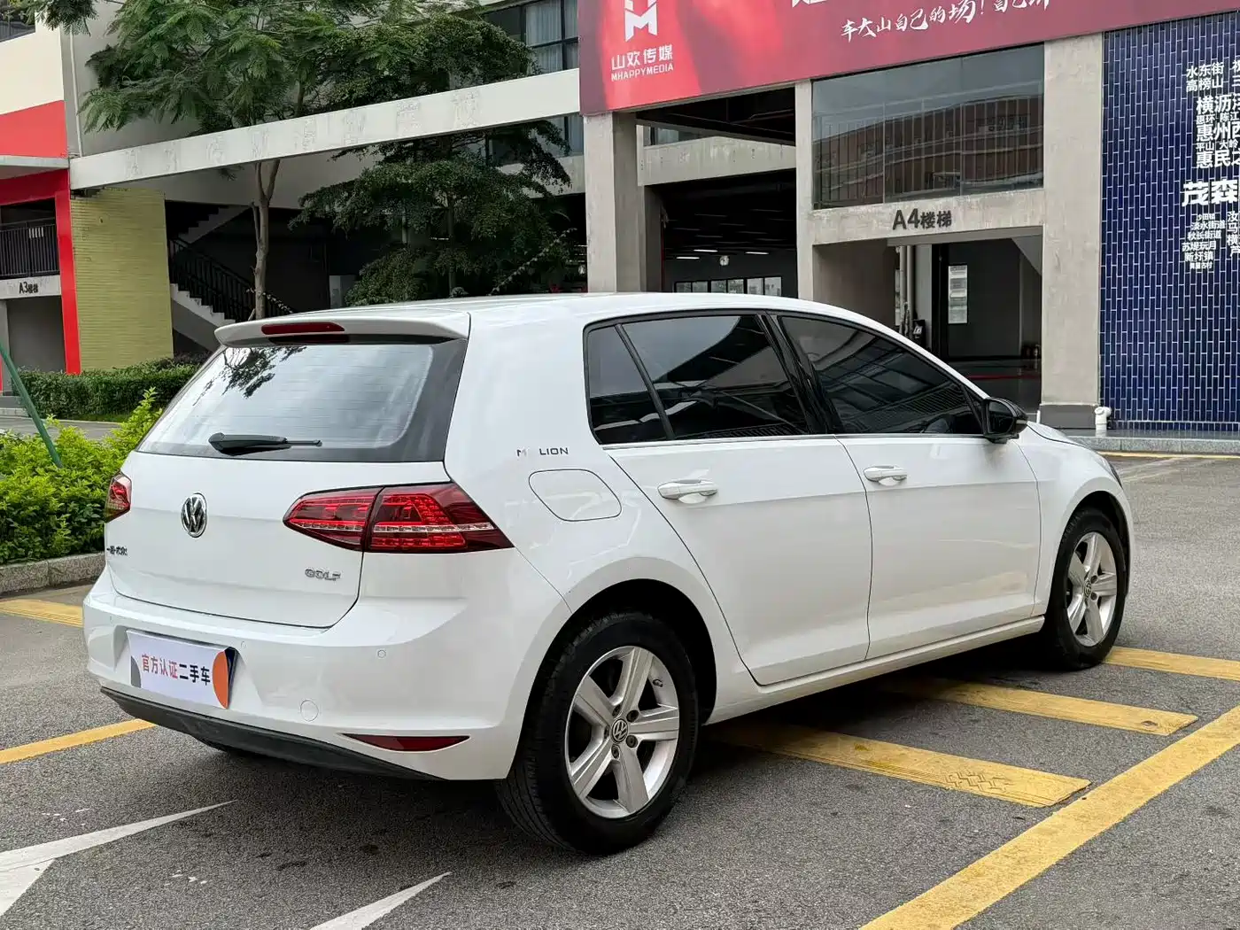 Volkswagen Golf 2017 1.6L Auto Comfort Millionth Edition фото 9