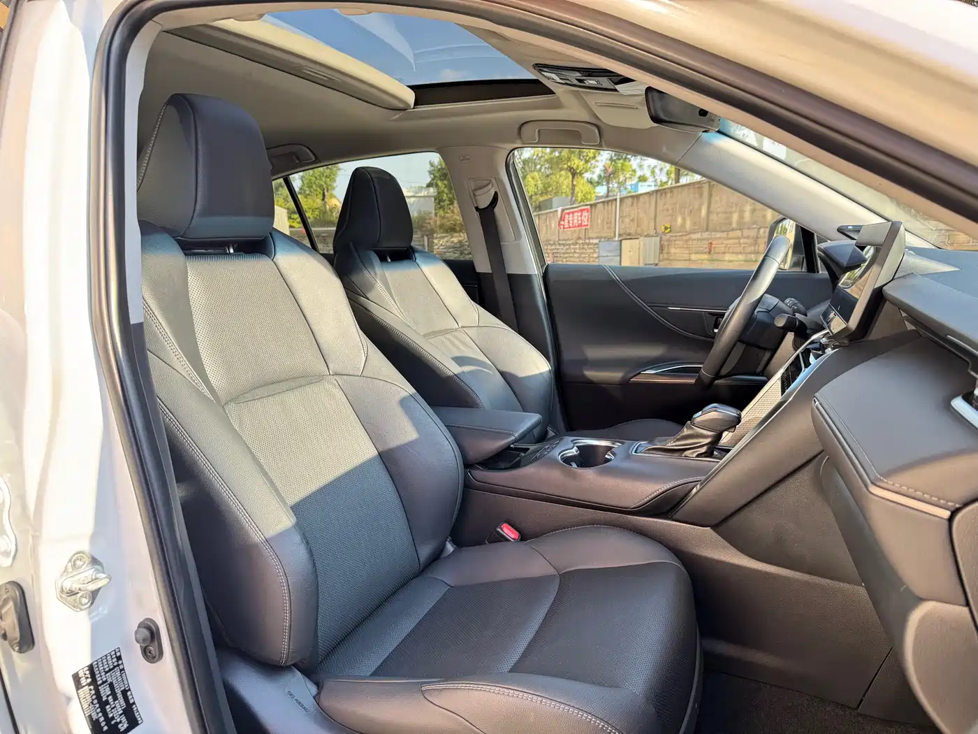 Toyota Venza 2023 2.0L CVT FWD Premium фото 22