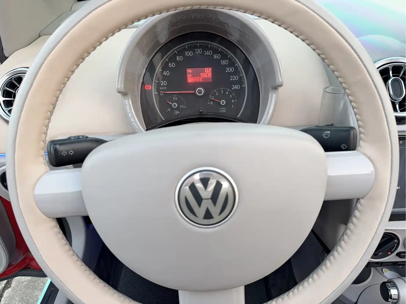 Volkswagen Beetle 2010 Model 2.0 BlackOrange Convertible Luxury Edition фото 12