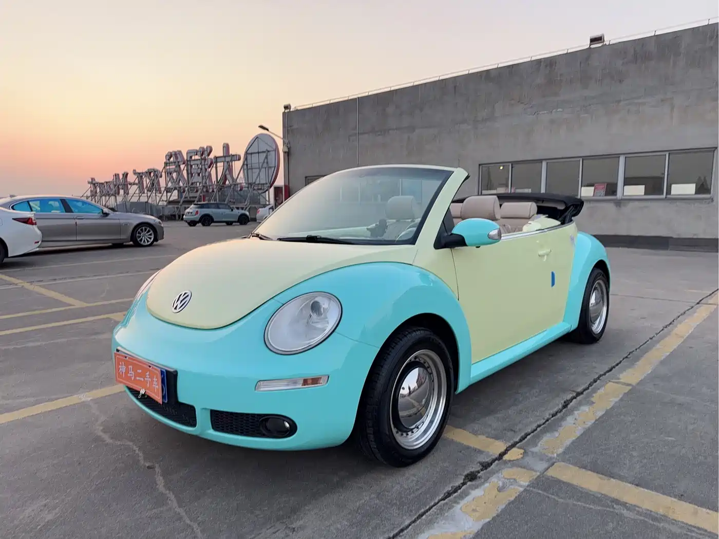 Volkswagen Beetle 2010 Model 2.0 BlackOrange Convertible Luxury Edition