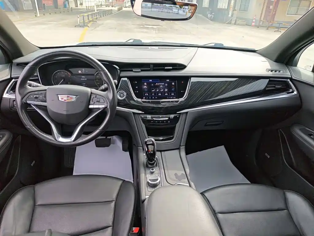 Photo 10 - Cadillac XT6