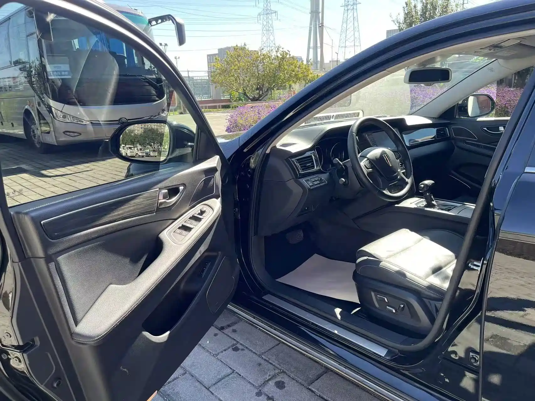 Photo 13 - Hongqi H7