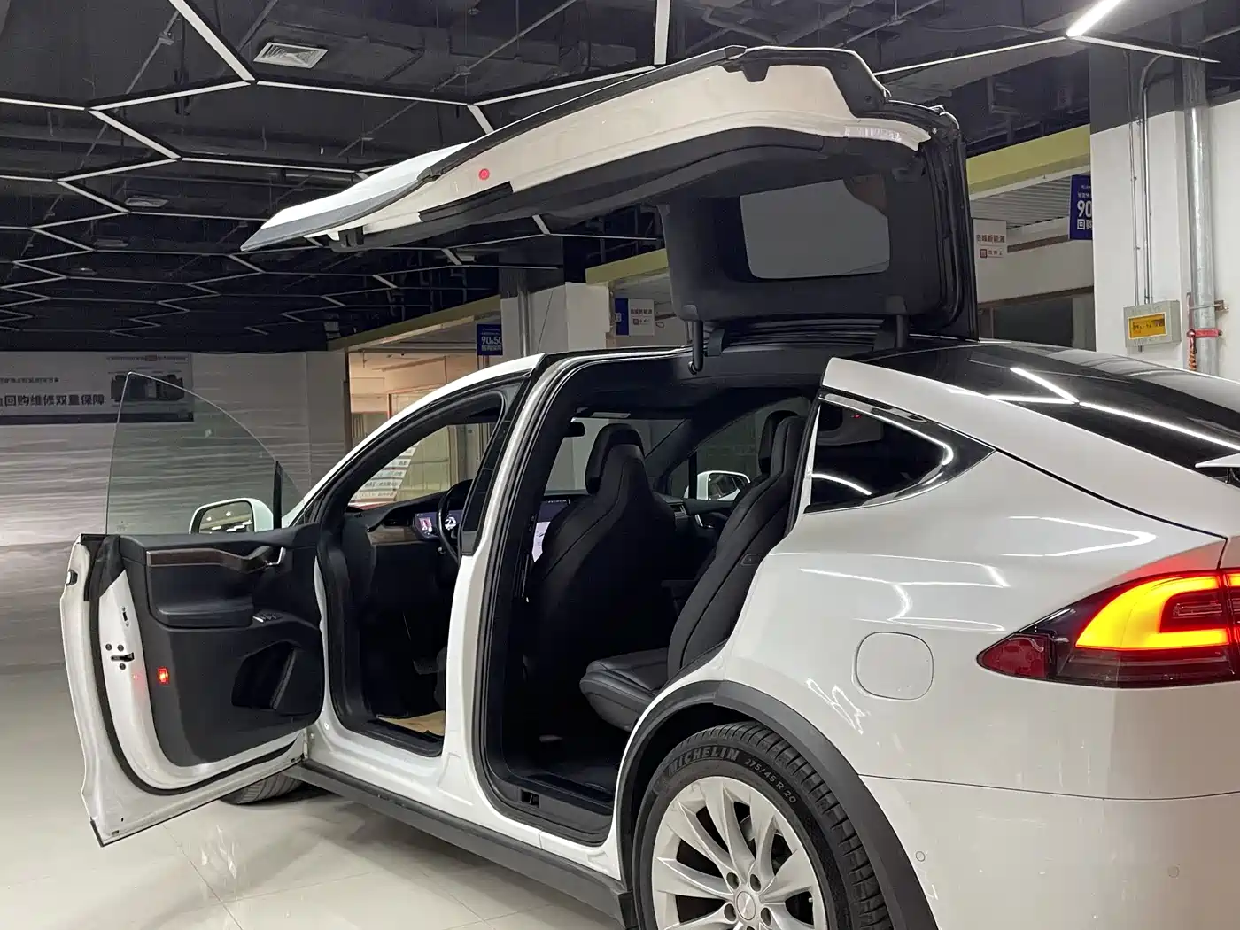 TESLA MODEL X