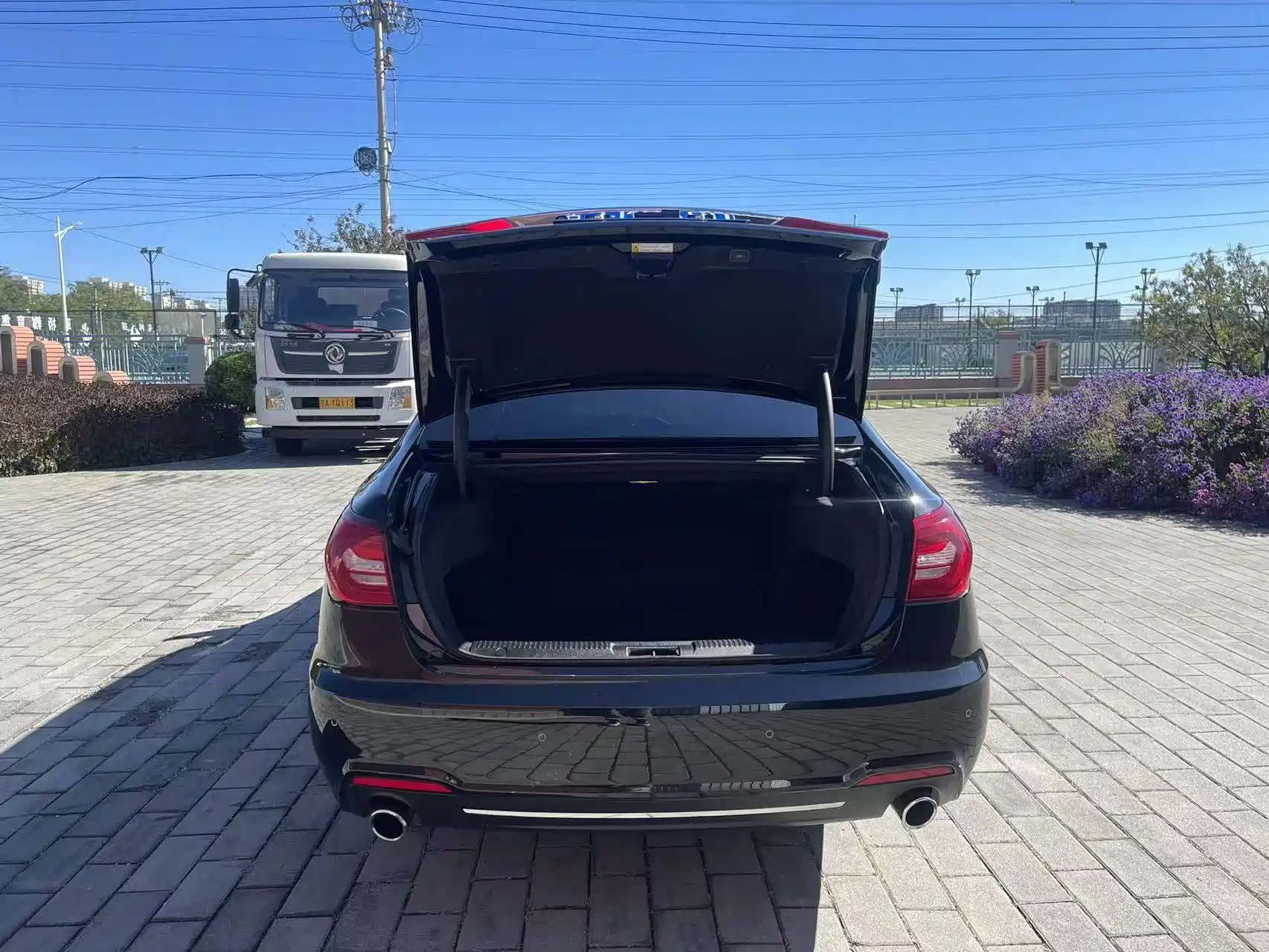 Photo 9 - Hongqi H7