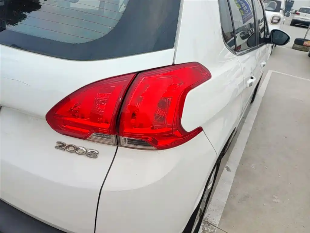 Peugeot 2008 2014 1.6L Automatic Fashion Edition фото 8