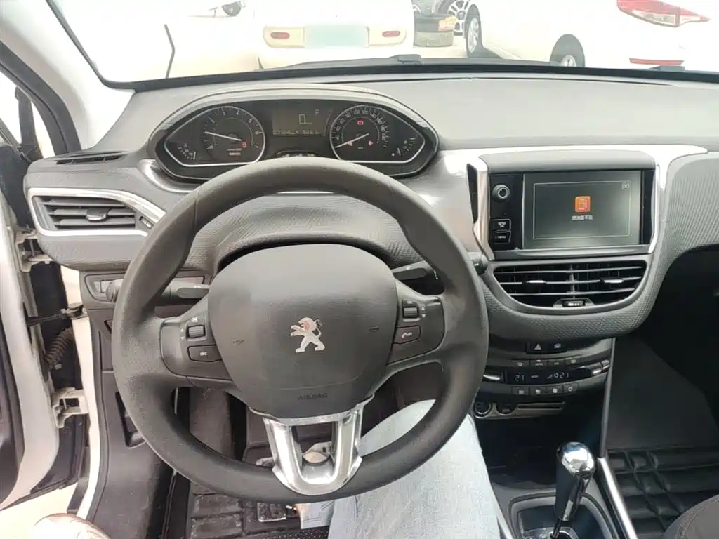 Peugeot 2008 2014 1.6L Automatic Fashion Edition фото 10