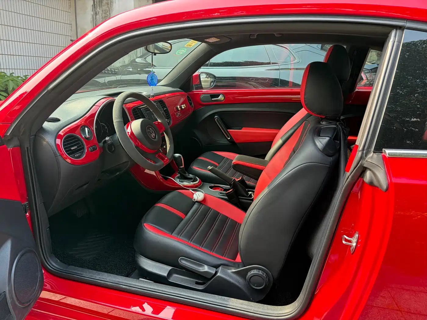 Volkswagen Beetle 2018 180TSI Trend Joy Edition фото 8