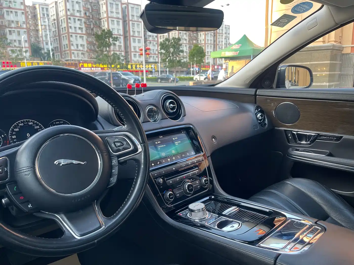 JAGUAR XJ