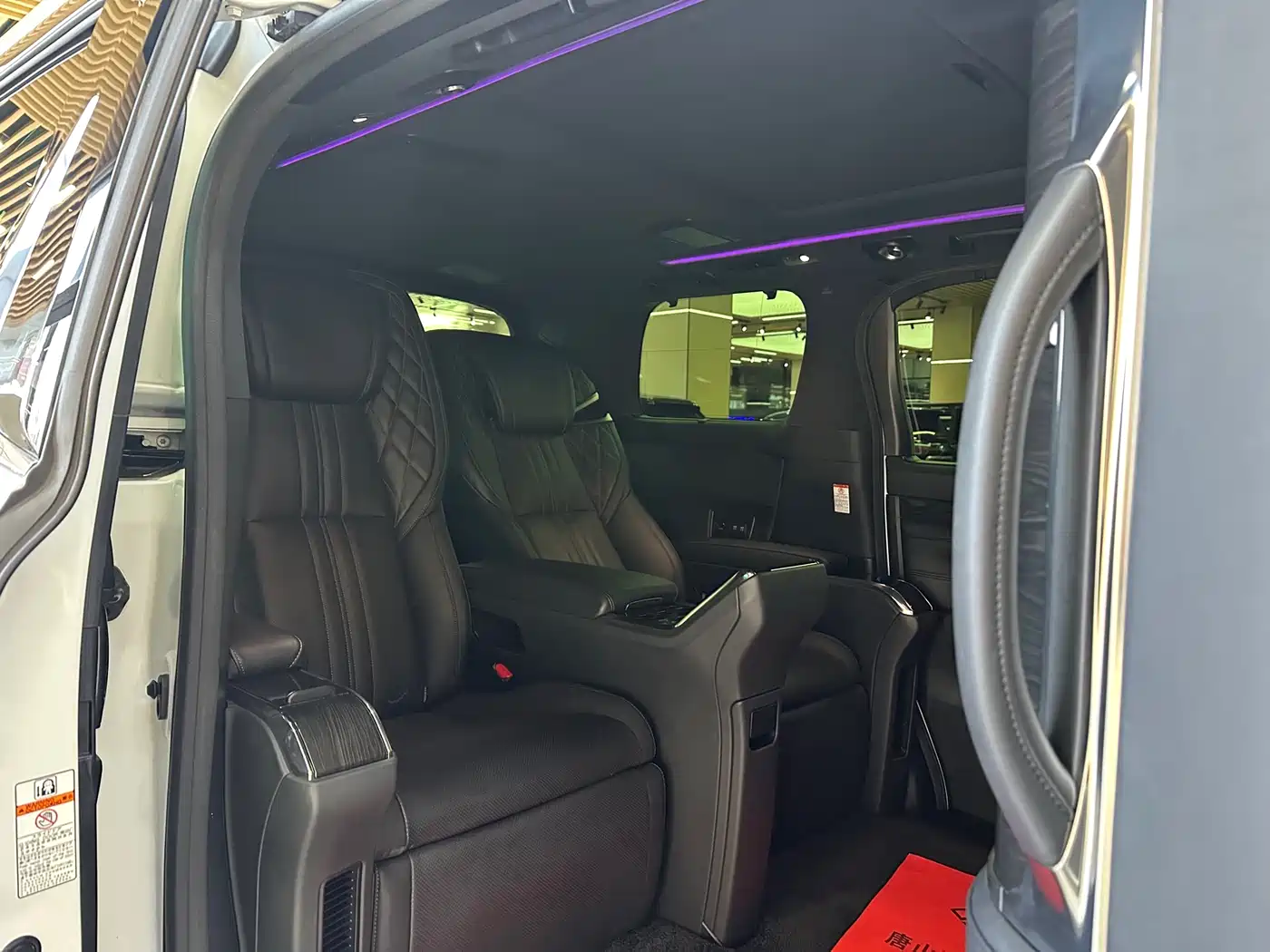 Lexus LM 2020 300h 4-Seat Imperial Edition фото 23