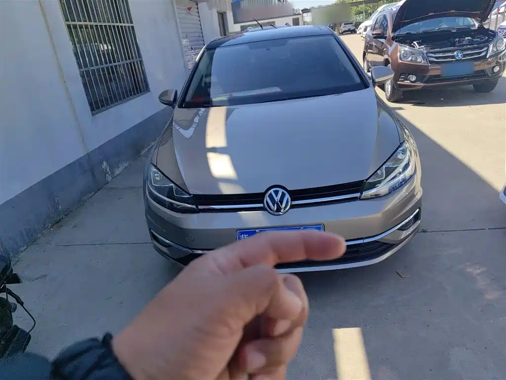 Volkswagen Golf 2017 1.6L Auto Comfort Millionth Edition фото 13