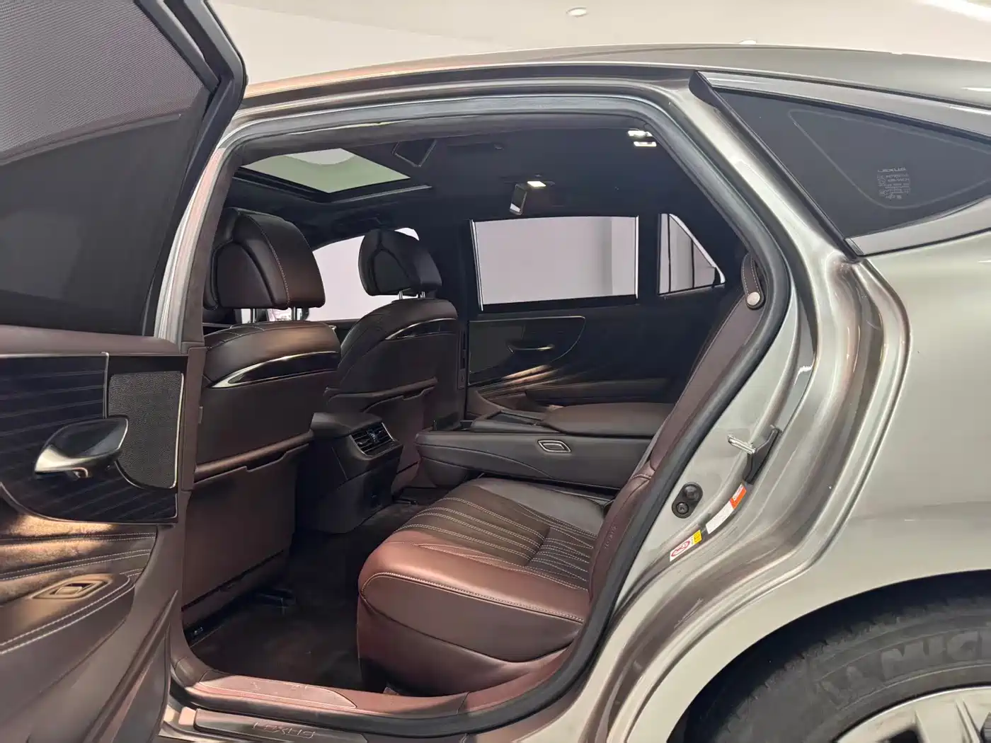Фото 6 - Lexus LS