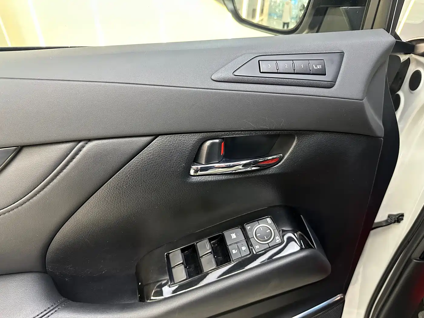Lexus LM 2020 300h 4-Seat Imperial Edition фото 10