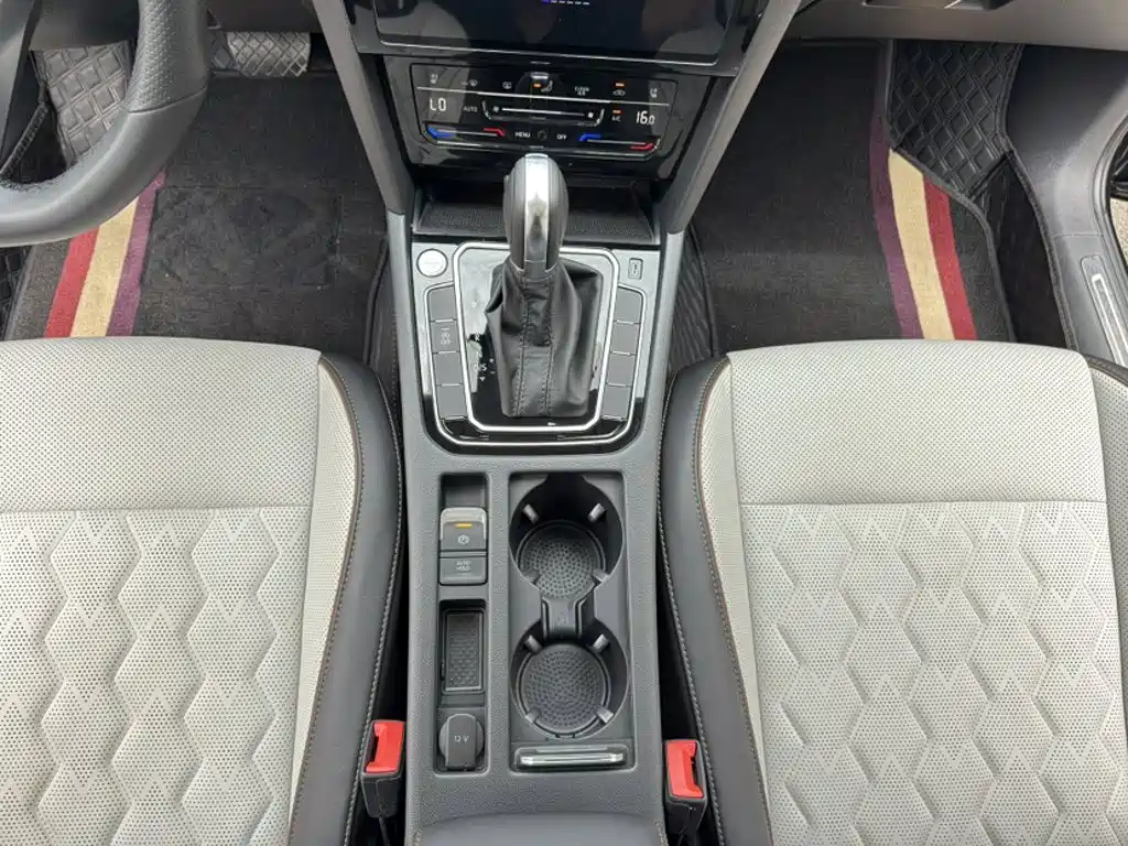 Volkswagen Magotan 2025 2025 Facelift II Public Edition 330TSI DSG Luxury