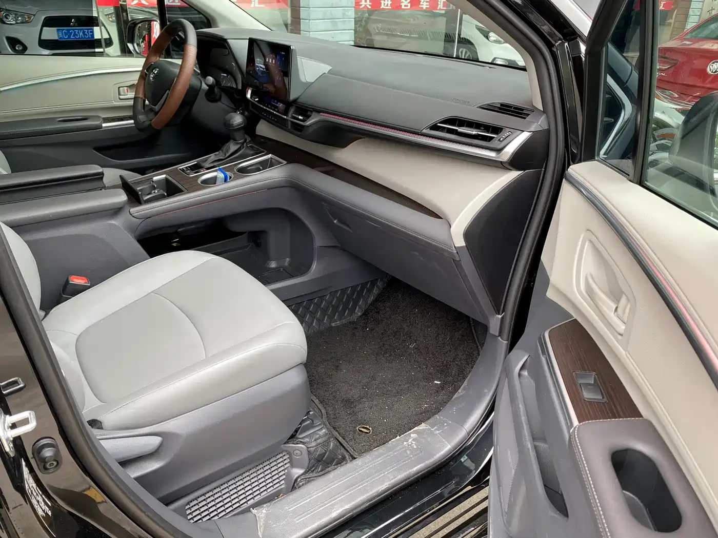 Toyota Granvia 2024 2.5L Hybrid Comfort фото 3