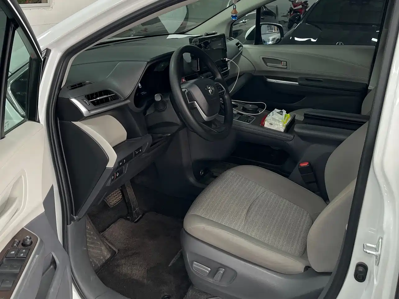 Toyota Sienna 2023 2.5L Hybrid Comfort Edition фото 5