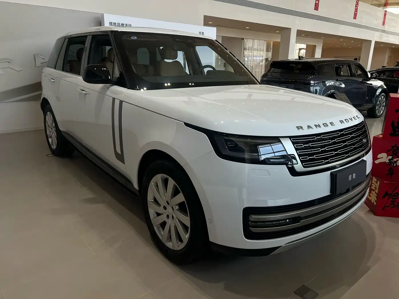 Land Rover Range Rover 2025 3.0 L6 400PS Flourishing Era Extended Wheelbase