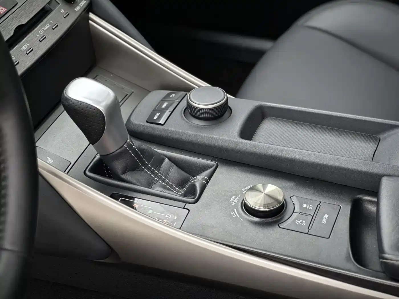 Lexus IS 2017 300 Fashion Edition фото 15